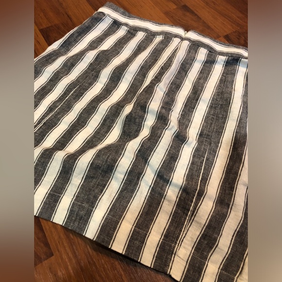 Madewell Skirt. Size 4. White and gray stripes. Tie front, zipper on back. - Picture 2 of 7